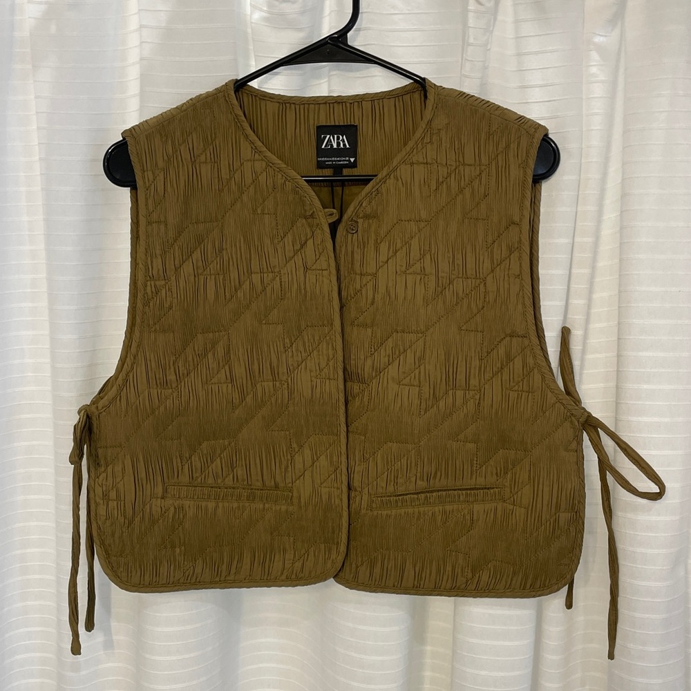 Zara tied puffer vest in “olive green”
XS